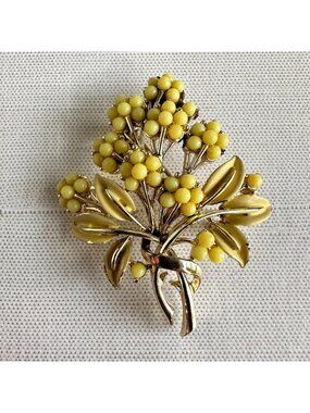 Coro Gold Tone Yellow Cabochon Berry Cluster Floral Bouquet Brooch Pin, 1950s
